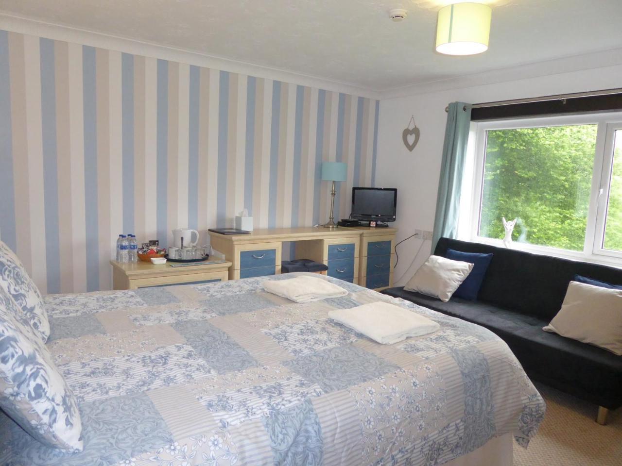 Neuadd Wen Guest House Carmarthen Bagian luar foto